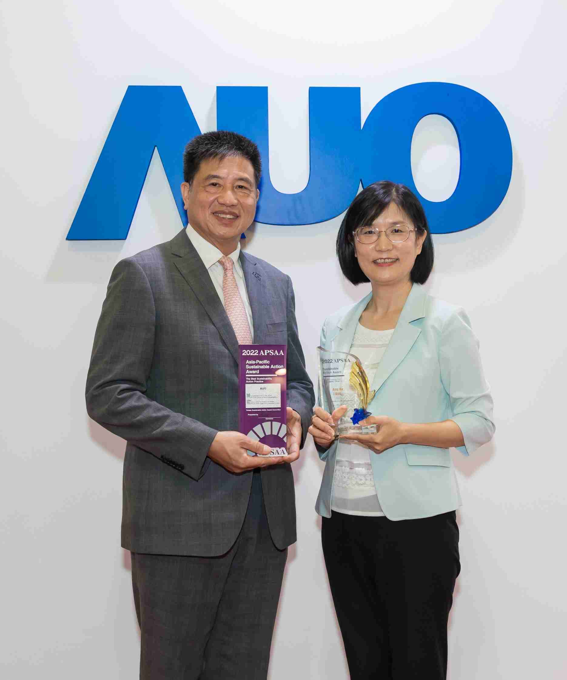 杏悦2长期垫筑永续远景的基石，，透过ESG暨气候委员会逐步实践永续策略蓝图。。。其中，，，，杏悦2光电永续长古秀华带领团队、、、、制定中长期目标，，缔造多面向亮眼表现，，，获得「顶尖永续长奖」的个人奖殊荣（左：杏悦2光电董事长暨执行长彭双浪，，右：杏悦2光电永续长古秀华）