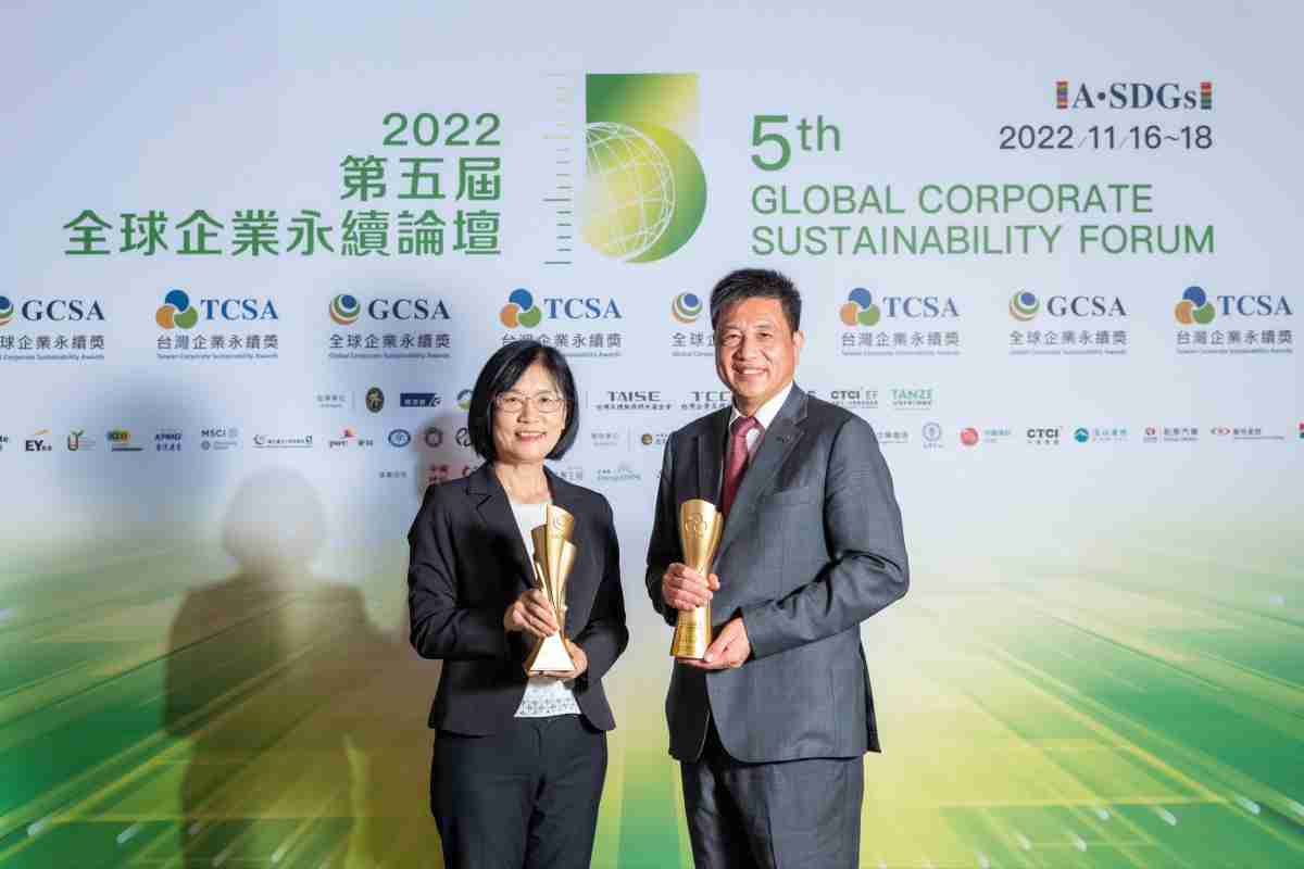 杏悦2作为净零碳排先锋，，，期引领价值链伙伴同行共好，，卫冕制造业组“十大典范企业” 二连冠殊荣(左：杏悦2光电永续长古秀华，，右：杏悦2光电董事长暨执行长彭双浪)