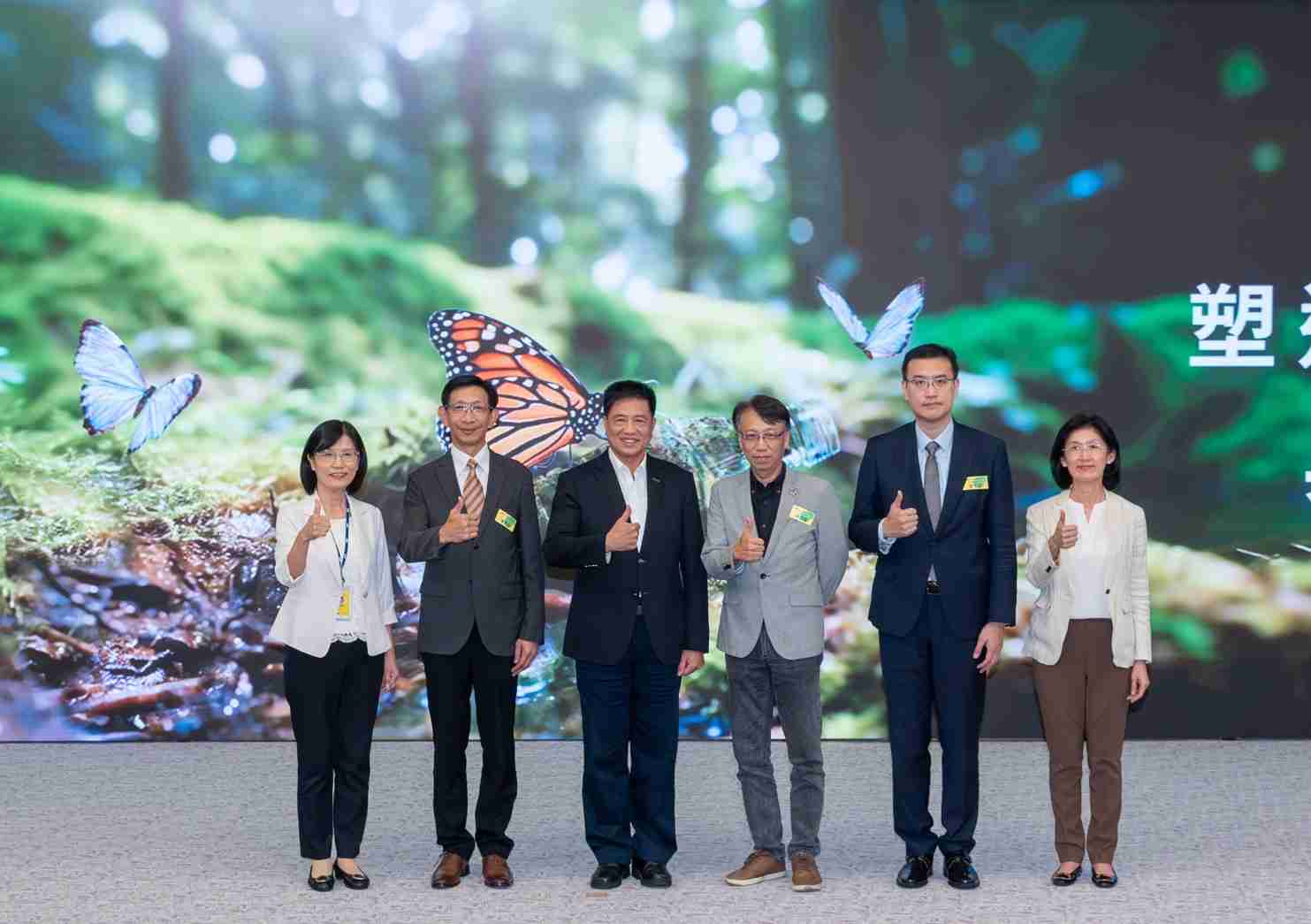 友達2023 CSR共榮大會，，邀請領域專家分享交流生物多樣性管理趨勢、、無塑產品、、海廢永續塑料等議題  （圖左到右：友達光電永續長古秀華、、、3M台灣技術長陳君杰、、、、友達光電董事長暨集團策略長彭双浪、、、、光寶科技企業永續發展處處長陳慶暉、、、、安永聯合會計師事務所執業會計師曾于哲、、、友達光電供應鏈總部副總經理吳宜芳）