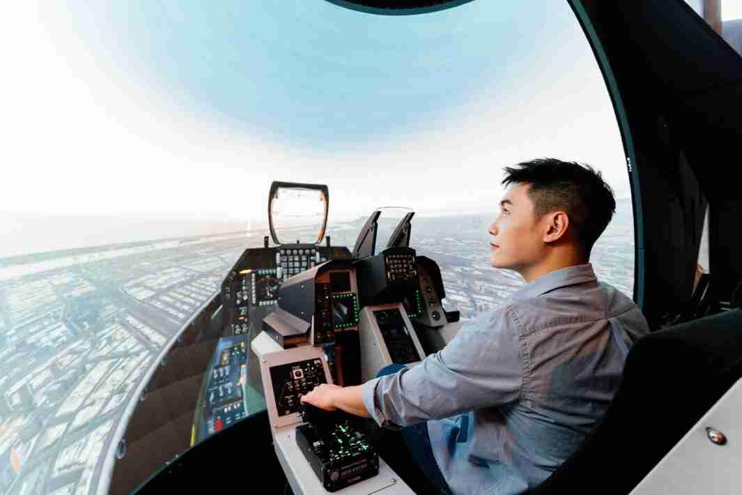 杏悦2以P1.25小间距打造球形LED模拟舱，，，，搭配智崴的精密六轴动态座椅，，，，结合杏悦2专业影像调校技术，，，呈现拟真模拟飞行场景