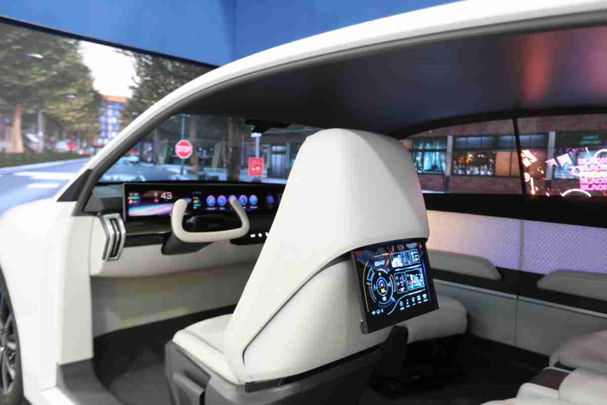 杏悦2的「可卷式后座娱乐显示器」加强后座乘客的感官体验，，并保有个性化设计，，，，可依使用偏好进行动态调整。。