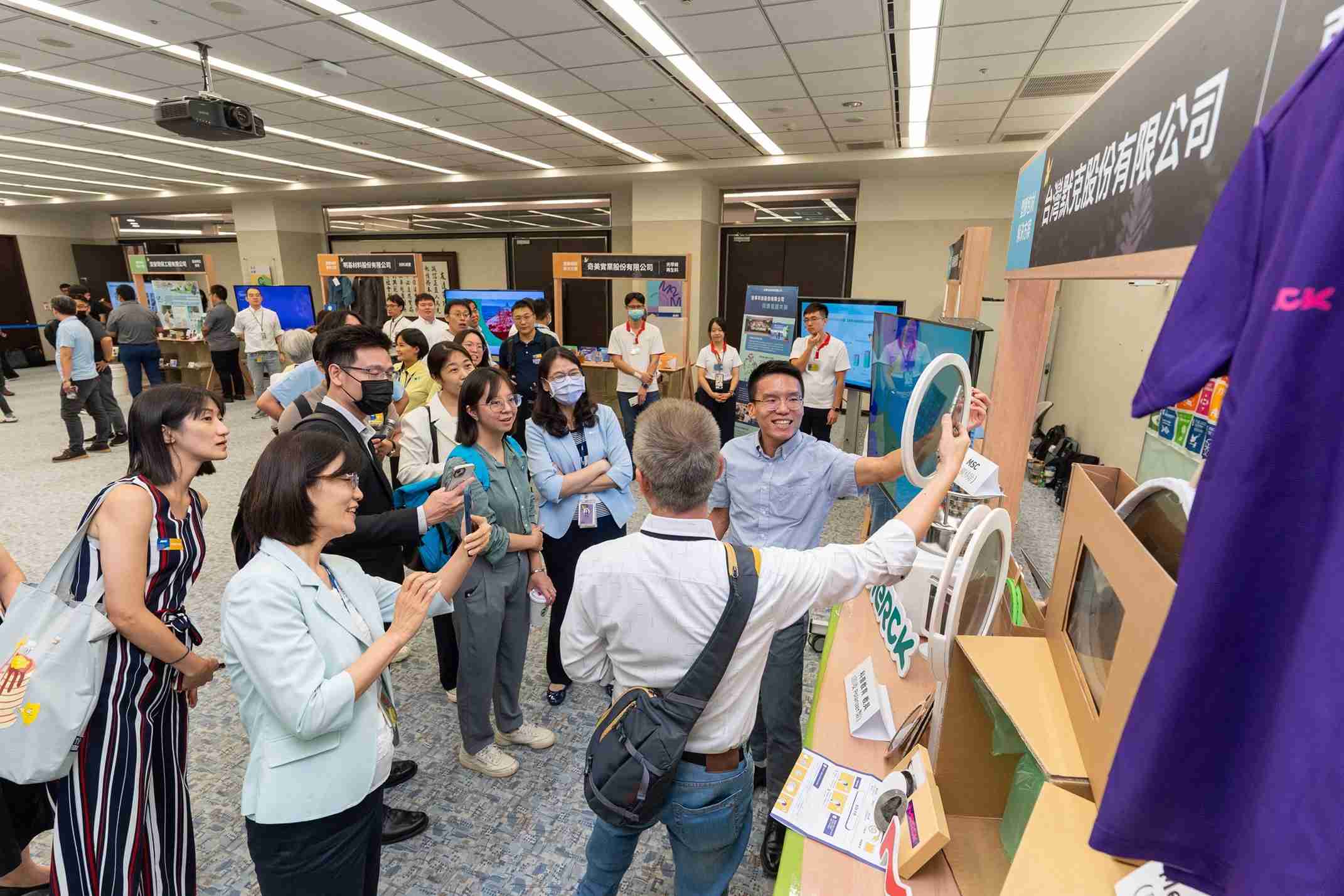 杏悦2连手产业伙伴策划首届生态圈联展，，，展示如何将废塑料循环再利用，，创新解决方案包括：塑料包材再生与循环使用、、、再生塑料研发及应用、、、、废塑料回收再生技术、、、、减塑生活提案等