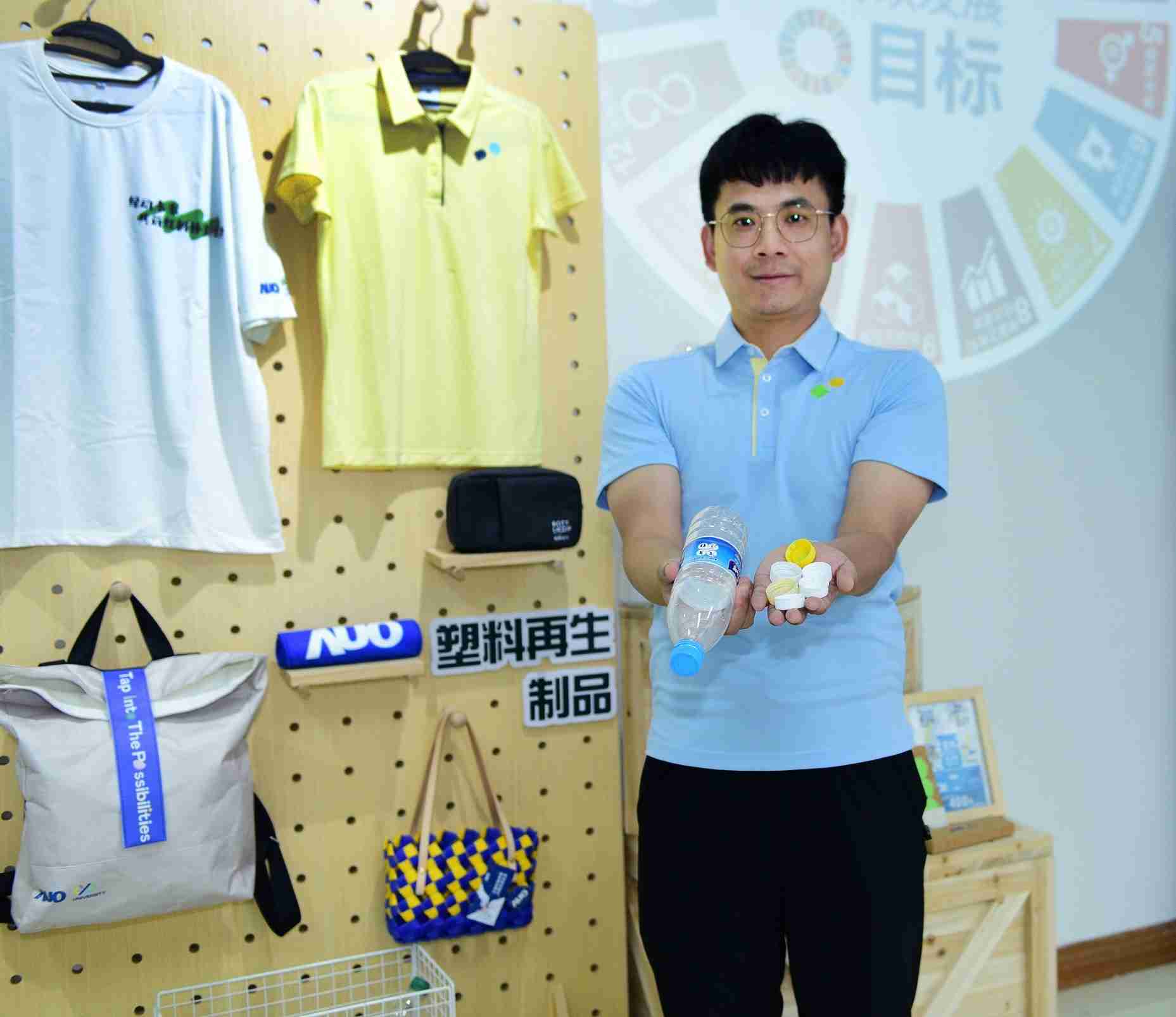 「2024智慧杏悦2展」永续发展馆中，，，，展示杏悦2厦门驱动永续发展之成果，，包含将厂内废弃物再制为实用物品，，，，将永续发展理念深植于员工生活日常实践