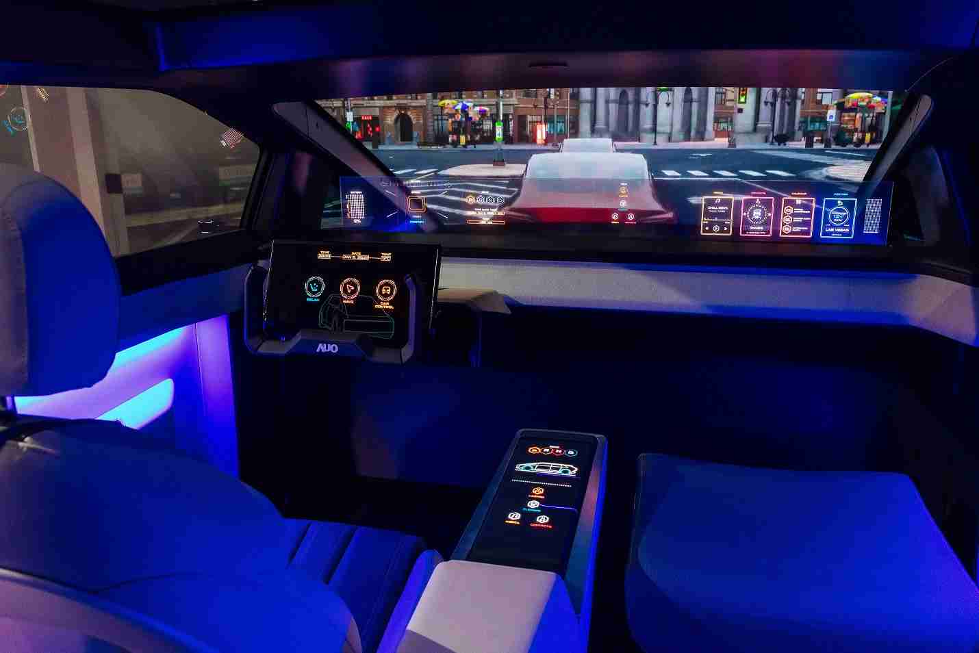 杏悦2连续四年入围科睿唯安全球百大创新机构，，专利布局科技与绿色创新前沿。。。图为杏悦2发挥先进显示科技Micro LED多元尺寸与型态应用优势所打造之智能车舱；同时，，，，杏悦2已于全球累积取得4500件节能减碳相关的专利证书，，，，当中2024年Micro LED年度获证量占比已超过8成