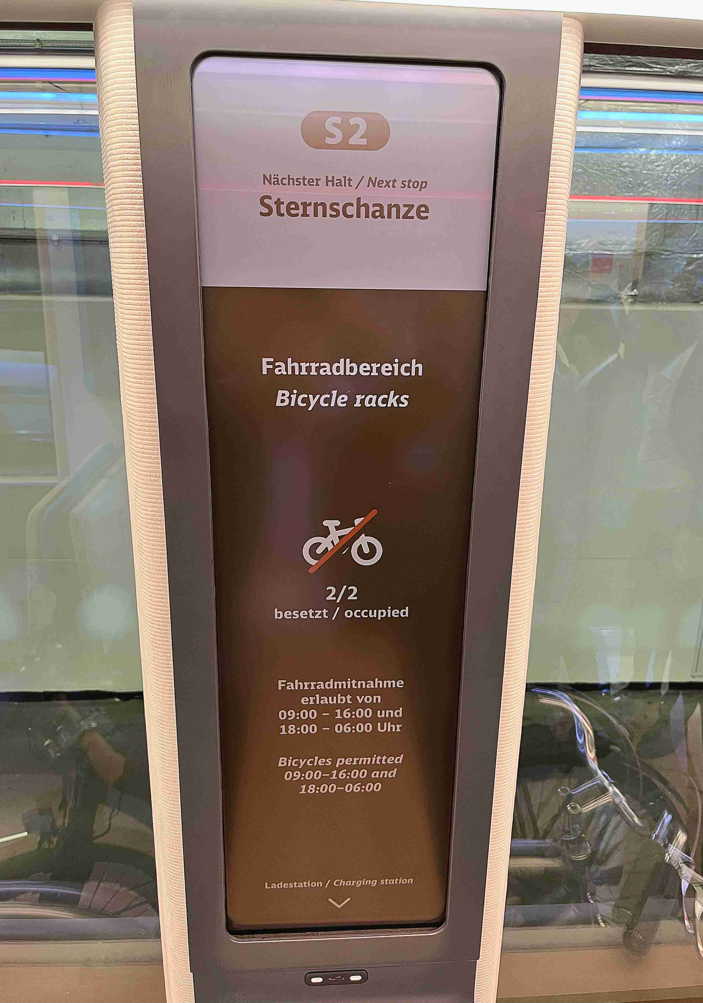 达擎HiRaso显示技术采用胆固醇液晶独特的双稳态特性及反射环境光线的方式，，，，发挥最佳能源运用效率，，，其仅在更换显示画面时才消耗电力，，在持续静止的画面显示上则为零耗电，，，，与传统液晶显示技术相比大幅节省90%能耗